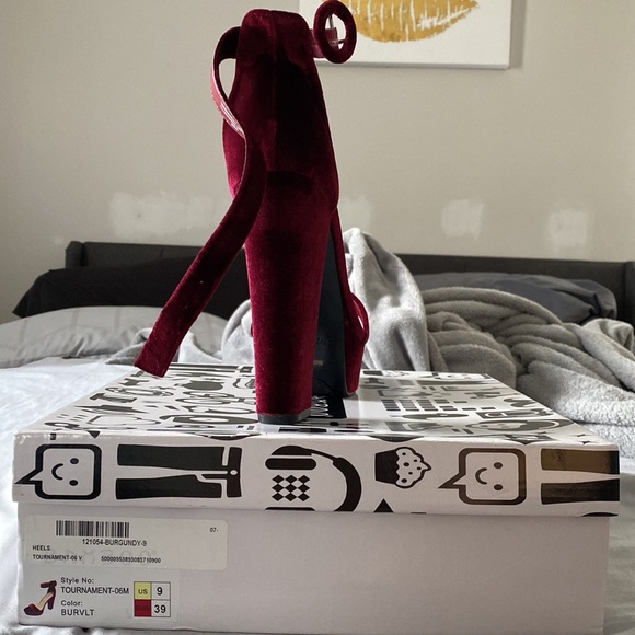 Never Worn. Great for fall and winter looks - Picture 4 of 5